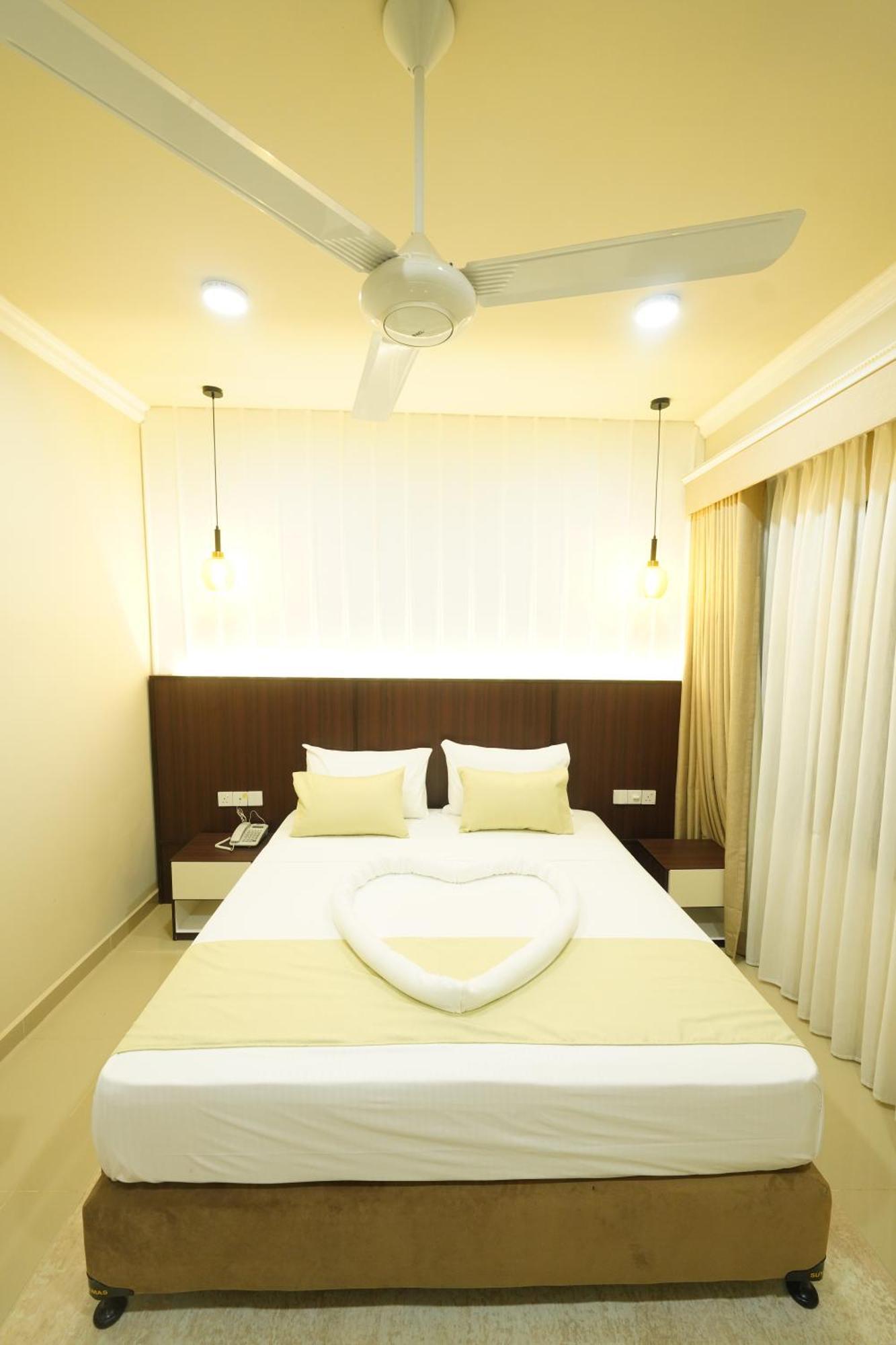 רטנאפורה Hotel Grand Amanee מראה חיצוני תמונה