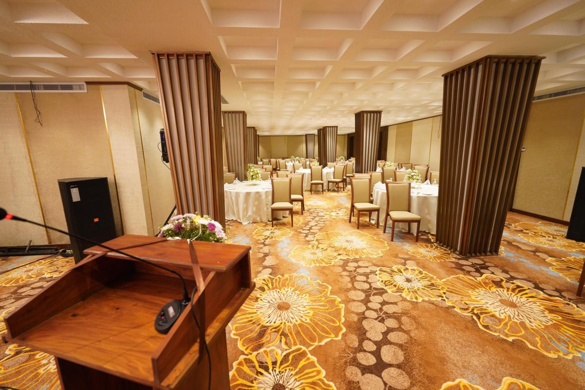 רטנאפורה Hotel Grand Amanee מראה חיצוני תמונה