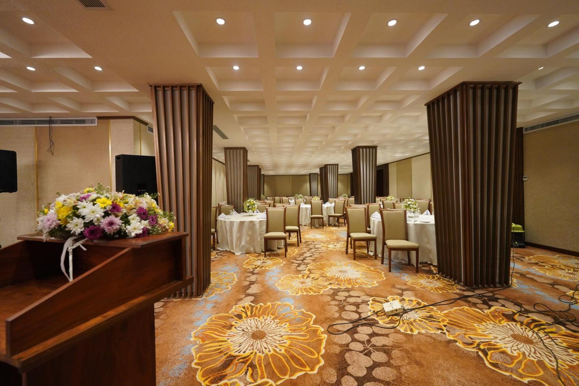 רטנאפורה Hotel Grand Amanee מראה חיצוני תמונה